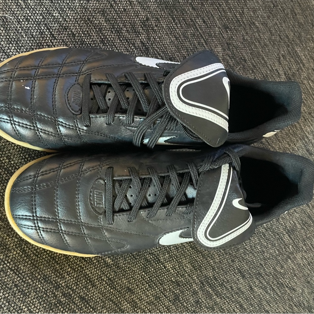 Nike Men’s Black & White Nike Tiempo Soccer Shoes Size 7.5